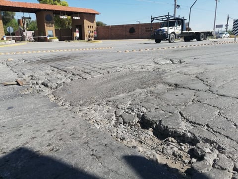 Deterioro. El bordo que se encuentra frente a Real del Nogalar está en malas condiciones. Este es paso de vehículos pesados y los que transitan deben hacerlo con precaución para evitar accidentes o daños.