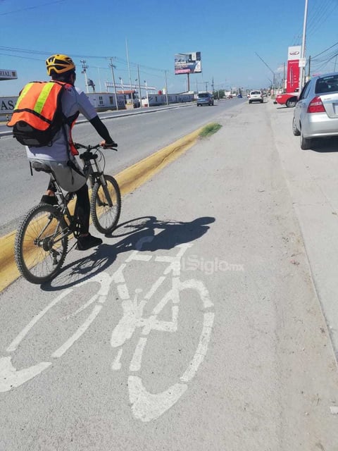Sin respeto. Los automovilistas invaden el carril de la ciclovía, por lo que algunos usuarios deben salir de su área de seguridad para continuar su ruta.