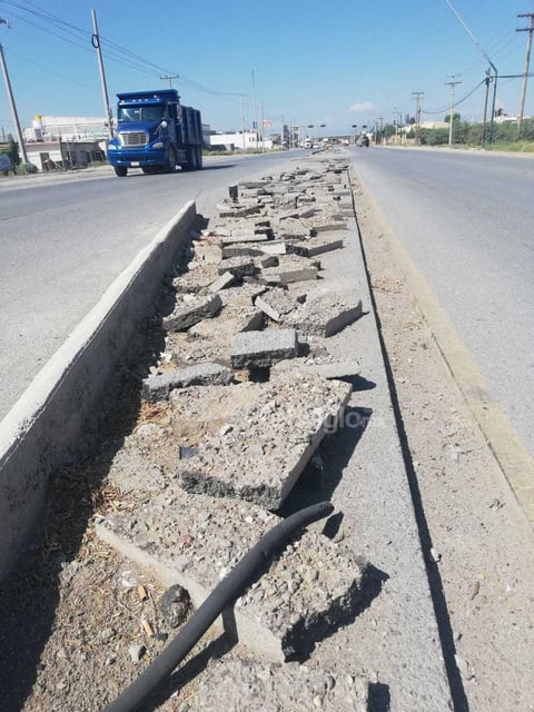 Riesgo. La gente tira desechos en la parte central de la carretera y esta situación genera peligro para los conductores de ambos carriles.