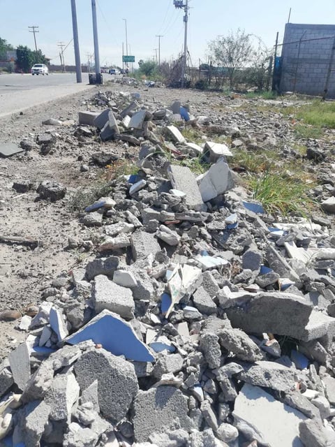 Tiradero. Las personas que pasan por la vialidad en mención dejan escombros, basura y hasta restos de animales muertos en las orillas de la carretera, por lo que los habitantes y dueños de terrenos y negocios de la zona piden una mayor vigilancia y que se castigue ante las autoridades a quienes infrinjan la ley.
