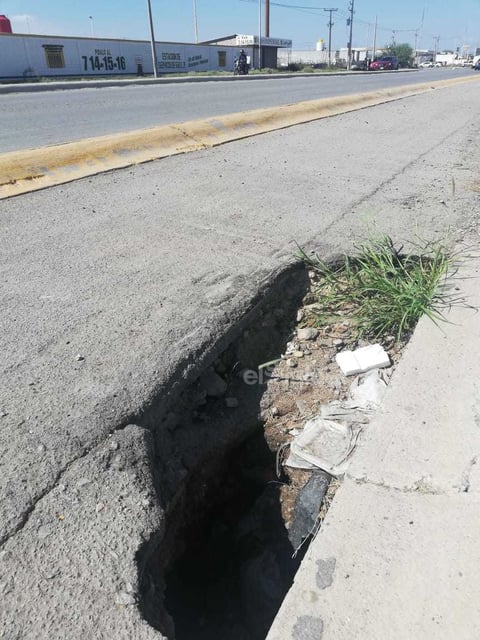 Trampas. En los carriles laterales donde se ubica la ciclovía se encuentran algunas “trampas” que de noche son más peligrosas. Vecinos piden arreglar los tramos afectados para una mayor seguridad.