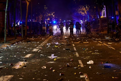 Hubo cargas policiales contra grupos radicales que arrojaron piedras a los agentes.