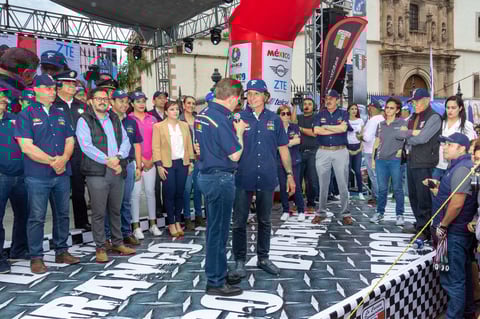 Una importante cantidad de afición se reunió a observar los autos.