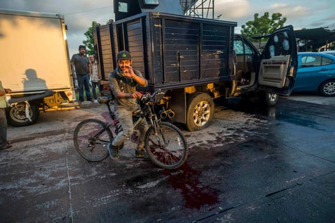 En las redes sociales se difundieron vídeos en los que se veían camionetas con civiles armados y ametralladoras de gran calibre, vehículos quemados en algunas vías y en casetas de peaje en las afueras, una práctica que los grupos del crimen organizado suelen utilizar para impedir la movilidad de las autoridades.