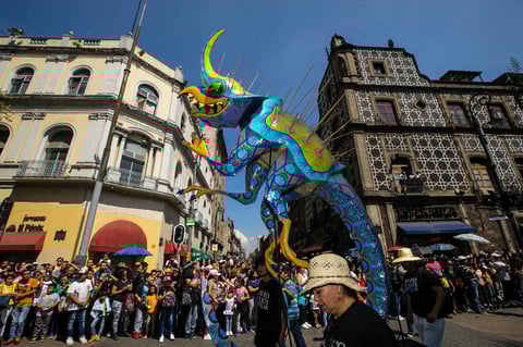 Aspectos del Desfile y concurso de alebrijes monumentales del Museo de Arte Popular que partió del Zócalo al Ángel de la Independencia.