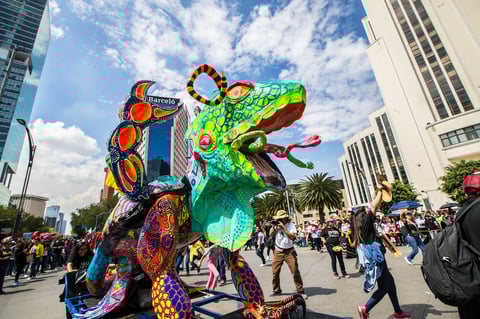 Aspectos del Desfile y concurso de alebrijes monumentales del Museo de Arte Popular que partió del Zócalo al Ángel de la Independencia.