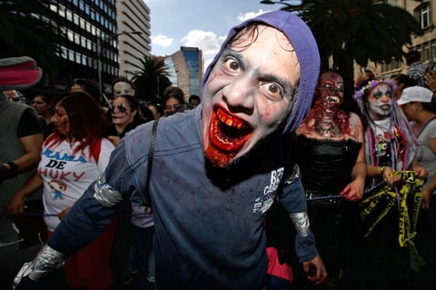Aspectos de la Marcha Zombie que se realizó del Monumento a la Revolución al Zócalo.