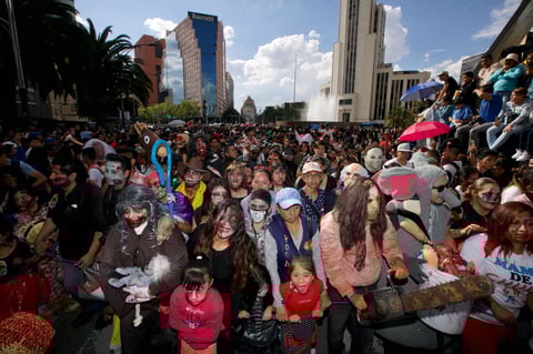 Aspectos de la Marcha Zombie que se realizó del Monumento a la Revolución al Zócalo.