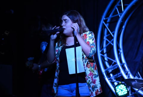 La velada comenzó a las 11:00 de la noche con Valeria Cádernas, cantante lagunera que participó en La Voz México.