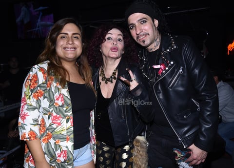Kenny junto a la cantante lagunera Valeria Cárdenas, quien abrió el concierto.