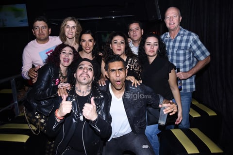 Kenny durante su presentación en Rock BlvD departiendo con amigos y fanáticos.