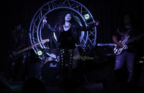 A las 11:45, las luces se apagaron y la batería, la guitarra así como el bajo, comenzaron una melodía que puso a todos a bailar, se trataba de Me quieres cotorrear, canción con la que rockera inició su concierto.