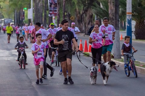 Algunos corredores participaron en familia, incluyendo a sus mascotas.