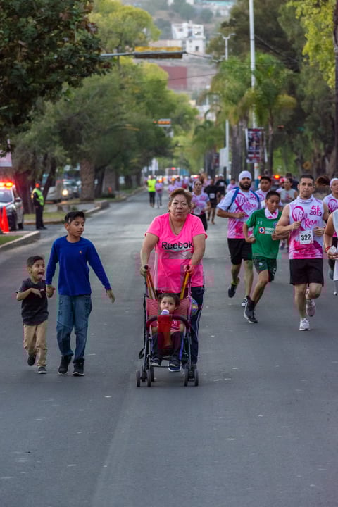 Niños pequeños y en carriola también participaron en esta edición.