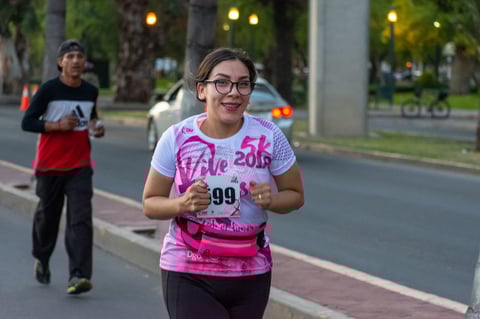 Una "marea rosa" se observó por el recorrido de 5 kilómetros.