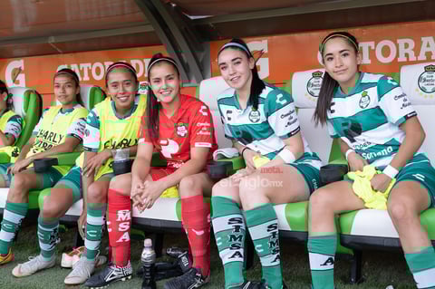 Guerreras vs Águilas Paola Calderón, Ashly Martíne

Paola Isabel Calderón Mota #12 Portera Santos
Ashly Yoselin Martínez Carranza #26 Media Santos
Ana Paula Gutiérrez Fernández #5 Defensa Santos
Brenda Vanessa López Alba #6 Media Santos
Olga Anahí Trasviña Rentería #22 Media Santos
Santos vs America
juego correspondiente a la jornada 16 de la apertura 2019 de la Liga MX femenil en TSM Oficial - lunes 21 de octubre de 2019 19:00h
Liga MX Femenil, Santos América, Santos Femenil, Santos Laguna, san22