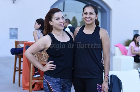 21102019 EN SU CLASE DE YOGA.  Yessi Nava y Selene Sarabia.