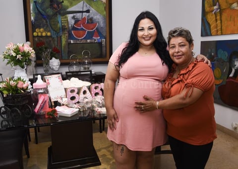 21102019 SE LLAMARá AINOA.  Anaís Stefanía López Altamira en compañía de Graciela Altamira Cervantes.
