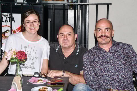 23102019 EN UNA INAUGURACIóN.  Cecilia Menéndez, Nacho Meléndez y Juan Muñoz.