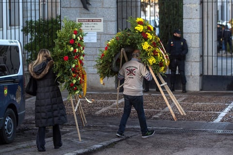 Por la mañana, empezaron a llegar coronas de flores.