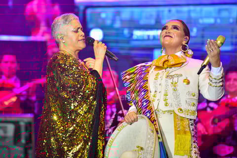 Después los brillos dorados de la vestimenta de Eugenia León contrastaron con la negra noche que la arropó para cantar Llegando a ti, A los cuatro vientos y Mi funeral.