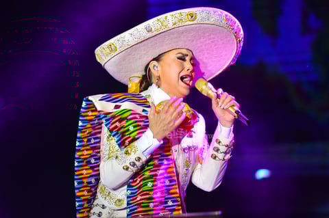 Activó de nueva cuenta el concierto para que los presentes pudieran seguir deleitándose con sus mujeres. Aída Cuevas luciendo en imponente traje de charra interpretó Las simples cosas, Arrieros somos, Cucurrucucu paloma y El pastor.