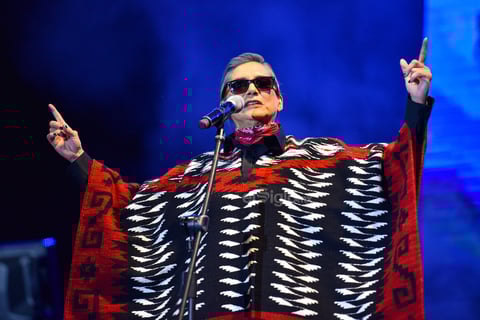 Ofelia encarnada de Chavela llegó de donde viene su amigo el viento para pronunciar palabras que la Dama del poncho rojo alguna vez mencionó en vida. Fue un 5 de agosto del 2012 que la Vargas se dejó seducir por su amiga la muerte y se fue en una barca que no tuvo regreso.