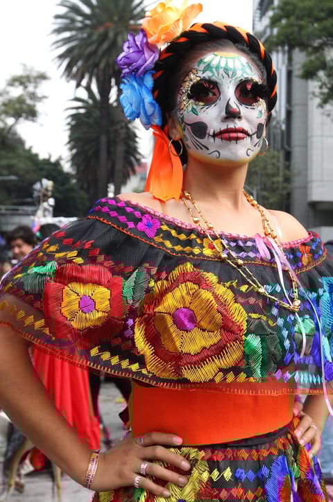 Aspectos de la Megaprocesión de Catrinas, que partió de la glorieta del Ángel de la Independencia rumbo al Zócalo capitalino, como parte de las actividades de Día de Muertos.