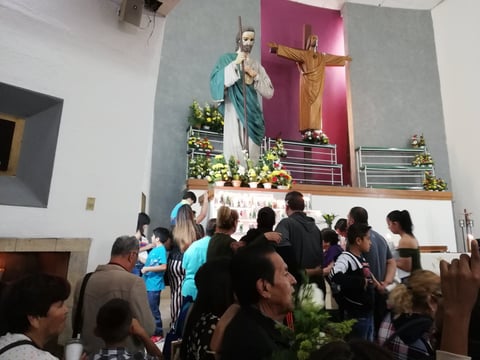 Cientos de laguneros, algunos portando colores del patrono de las causas difíciles y desesperadas, hicieron acto de presencia para agradecer con flores y veladoras sus actos.