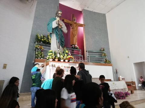 Cientos de laguneros, algunos portando colores del patrono de las causas difíciles y desesperadas, hicieron acto de presencia para agradecer con flores y veladoras sus actos.