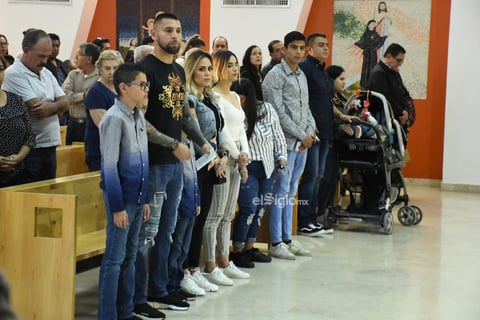 Jonathan Orozco, en compañía de su familia, encabezaron el acto religioso, donde tomaron parte en la celebración eucarística en un inmueble totalmente abarrotado.