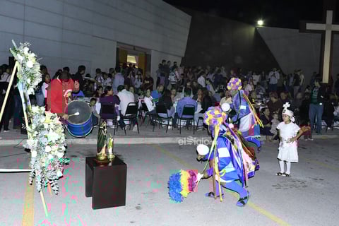 Y es que fiel a su tradición, el arquero y capitán de Santos Laguna, Jonathan Orozco, en compañía de su familia, encabezaron el acto religioso, donde tomaron parte en la celebración eucarística en un inmueble totalmente abarrotado.