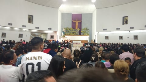 La gente atendió el llamado de la parroquia a llevar despensas para personas que a diario acuden al lugar para obtener un tanto de comida, entre quienes se encuentran migrantes y ancianos.
