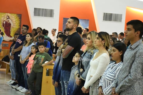 Jonathan Orozco ofrece reliquia a san juadas tadeo en el TSM iglesia de todos los santos.