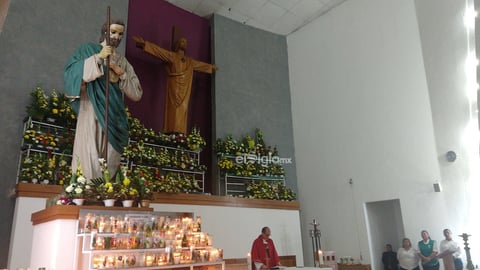 Asimismo, muchas personas cargaron la imagen del santo para que el padre le diera la bendición.