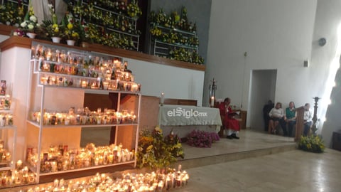 Mientras tanto, a las afueras de la parroquia no pudieron faltar los puestos con veladoras y demás distintivos con la imagen del patrono.
