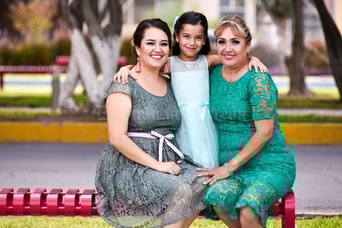 27102019 APAGA SIETE VELITAS.  Rebeca Sánchez Méndez celebró su cumple en compañía de toda su familia. eEn la fotografía la acompañan su mamá María Monserrat Méndez Castañeda y su abuelita, Martha Alicia Castañeda Gutiérrez.