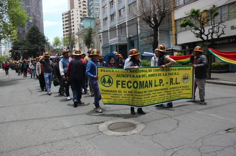 La capital de Bolivia inicia la semana en medio de fuertes protestas de dos bandos opuestos.