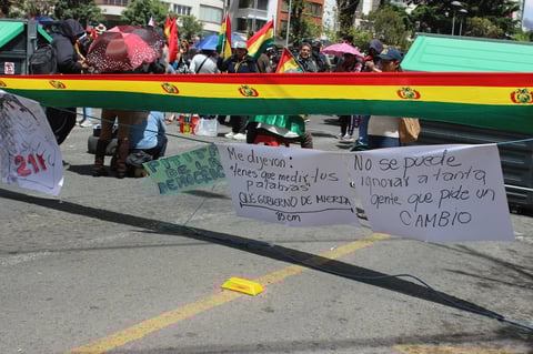 Algunos puntos del país bloqueados por los opositores al nuevo mandato de Morales fueron atacados con piedras y se han dado pequeños conatos de violencia.