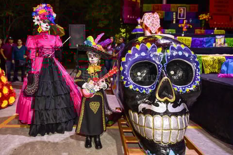 29102019 TRADICIONES MEXICANAS.  María José y Chelse participaron en un concurso de calaveras de diferentes instituciones educativas en Francisco I. Madero.