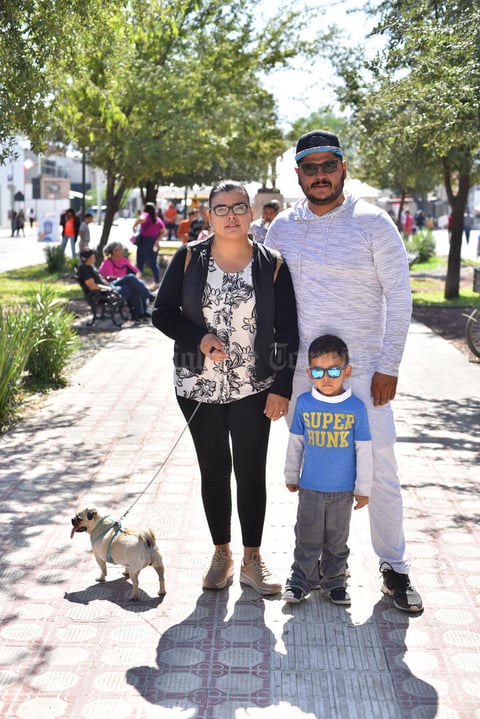 29102019 Sonia, Omar, Christopher y su perrita Lula.