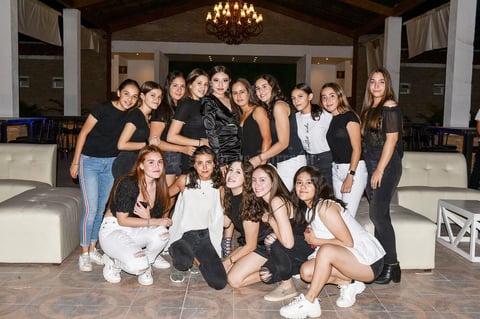 Vale en compañia de sus amigas