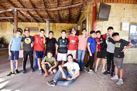 El festejado en compañia de sus invitados