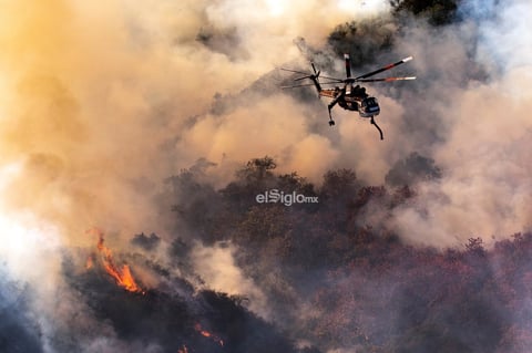 En una rueda de prensa, el alcalde de Los Ángeles, Eric Garcetti, dijo que 'pese a que el humo no se ve en las mismas cantidades que ayer, la orden de evacuaciones se mantiene'.