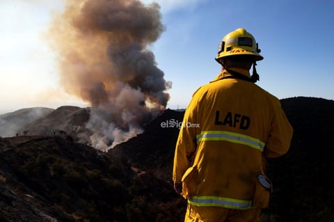 Getty fire in Los Angeles

Los Angeles (United States), 28/10/2019.- A firefighter looks at the Getty Fire spreading in the hills behind the Getty Center in Los Angeles, California, USA, 28 October 2019. More than 500 acres were burnt due to the Getty fire along the 405 Freeway. Some 10 thousand are under mandatory evacuation orders. (Incendio, Estados Unidos) EFE/EPA/ETIENNE LAURENT
CYA Incendios CALIFORNIA LOS ANGELES USA FIRE United States