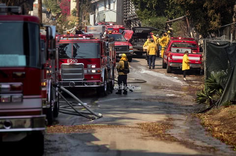 Getty fire in Los Angeles

Los Angeles (United States), 28/10/2019.- Firefighters assess the damages of houses set on fire by the Getty Fire in the hills behind the Getty Center in Los Angeles, California, USA, 28 October 2019. More than 500 acres were burnt due to the Getty fire along the 405 Freeway. Some 10 thousand are under mandatory evacuation orders. (Incendio, Estados Unidos) EFE/EPA/ETIENNE LAURENT
CYA Incendios CALIFORNIA LOS ANGELES USA FIRE United States
