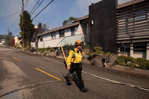 El fuego Kincade se registra en la misma región en que en octubre de 2017 se desencadenó el incendio Tubbs, que arrasó más de 15,400 hectáreas, dejó 22 muertos y más de 5,600 estructuras destruidas.