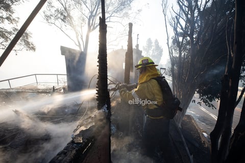 Un bombero sofoca un incendio cerca del Centro Getty en Los Angeles, Estados Unidos, el 28 de octubre de 2019. Miles de residentes fueron obligados a evacuar sus hogares después de que los incendios forestales de rápido crecimiento estallaran el lunes por la mañana cerca del famoso Centro Getty, en el oeste del estado estadounidense de California. Los Angeles, California, 28 de octubre de 2019.