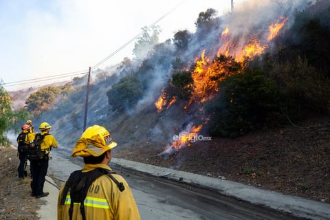 Bomberos intentan extinguir un incendio cerca del Centro Getty en Los Angeles, Estados Unidos, el 28 de octubre de 2019. Miles de residentes fueron obligados a evacuar sus hogares después de que los incendios forestales de rápido crecimiento estallaran el lunes por la mañana cerca del famoso Centro Getty, en el oeste del estado estadounidense de California. Los Angeles, California, 28 de octubre de 2019.