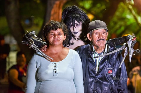 La Mujer Manos de Tijera llamaba la atención de todos los que pasaban junto a ella...